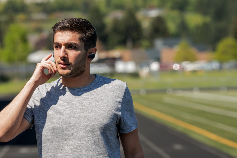 Runner using 5G technolgy in headphones